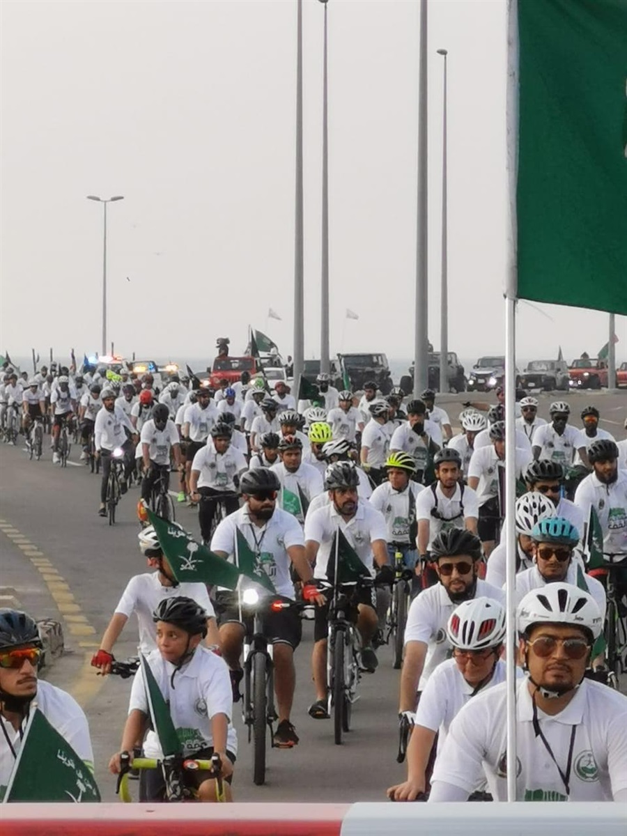 متسابقون بالدراجات