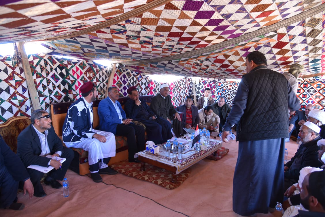 محافظ مطروح يبحث مشاكل تجمع الحبون 