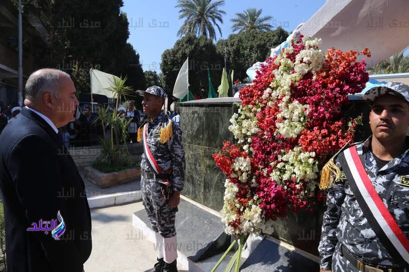 محافظة قنا تحتفل بعيدها القومى بوضع إكليل من الزهور