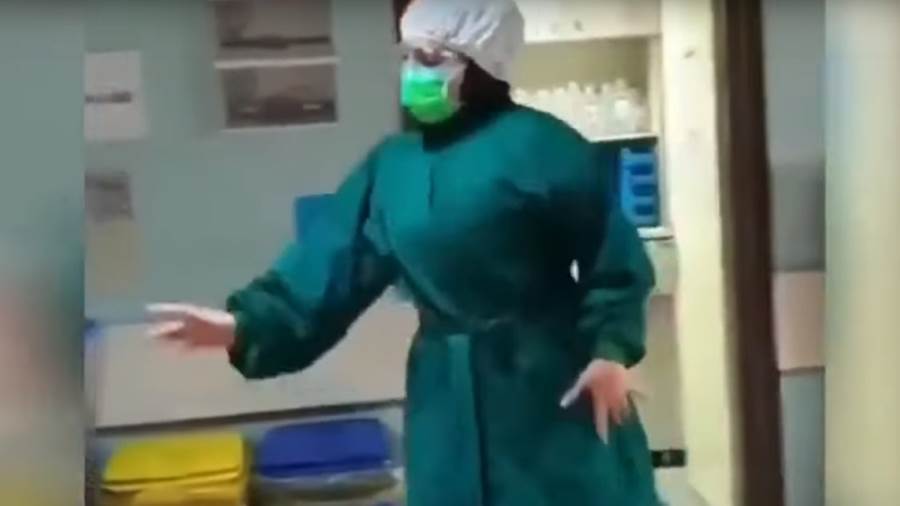 ممرضة إيرانية ترقص بالحجر الصحي