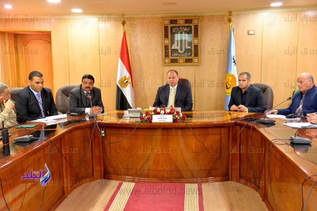 وفد "مجلس الوزراء" يلتقي محافظ أسيوط