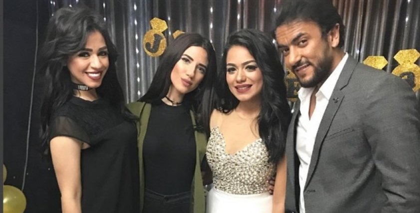 احمد العوضى وخطيبته 