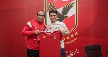 مدير الكرة بالأهلي وطارق التائب