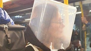 استبدال الكمامات بمواد غريبة في بريطانيا