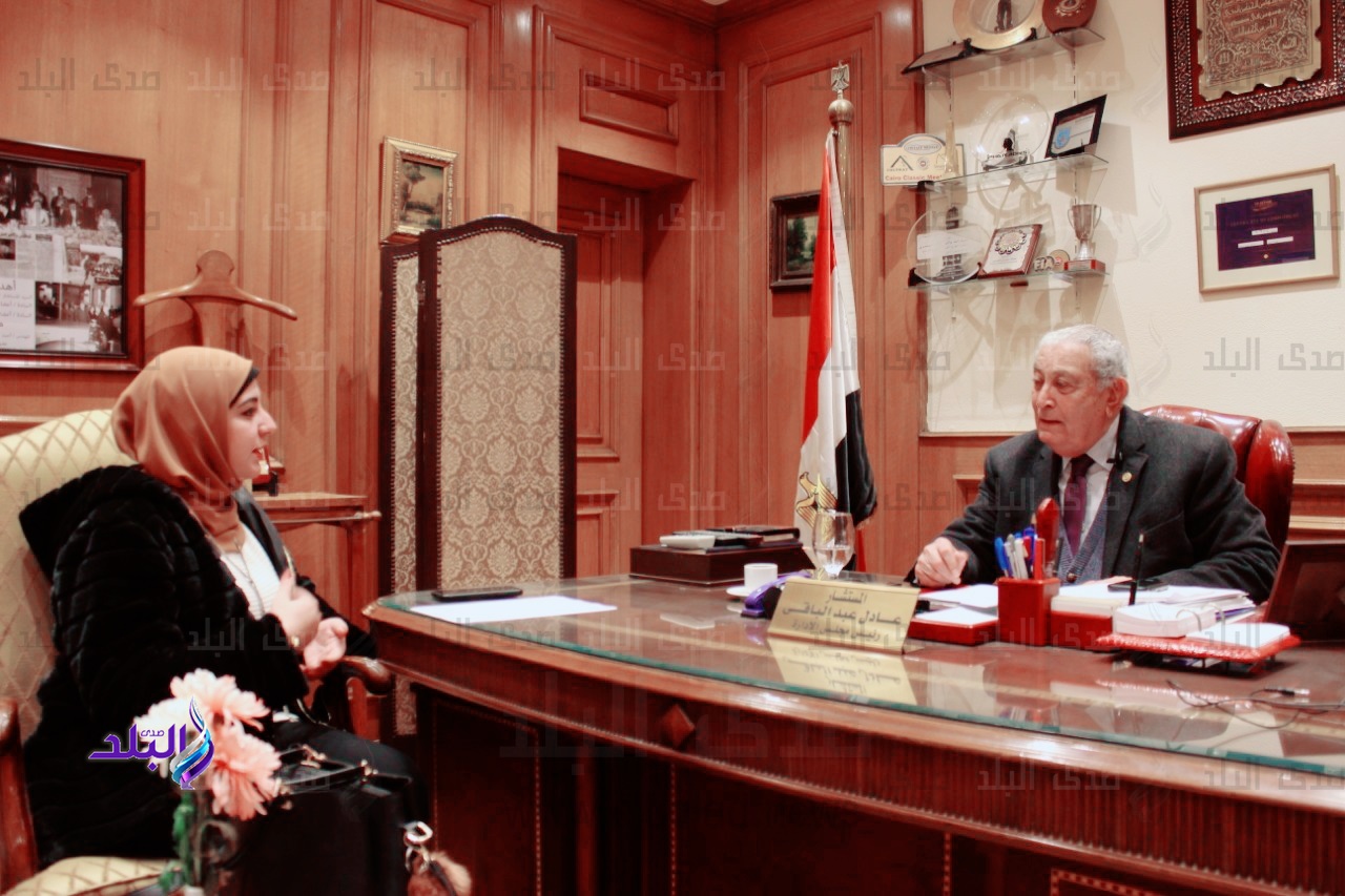 المستشار عادل عبدالباقي مع محررة صدى البلد عزة عاطف