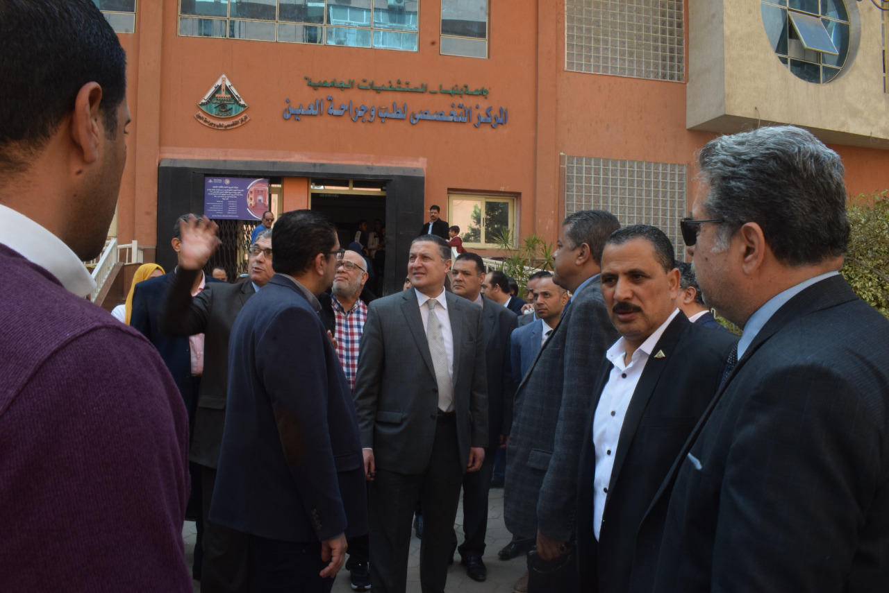  رئيس جامعة بنها يتفقد المستشفى الجامعي 