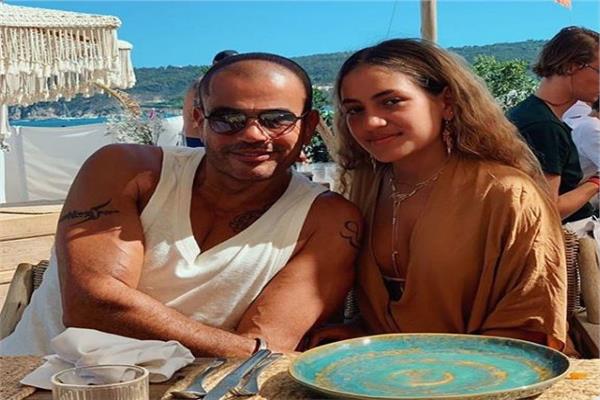 عمرو دياب وكنزي 