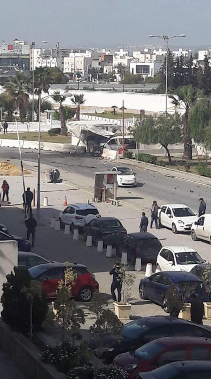 انفجار إرهابى أمام السفارة الأمريكية بتونس