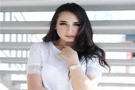 الفنانة ساندي