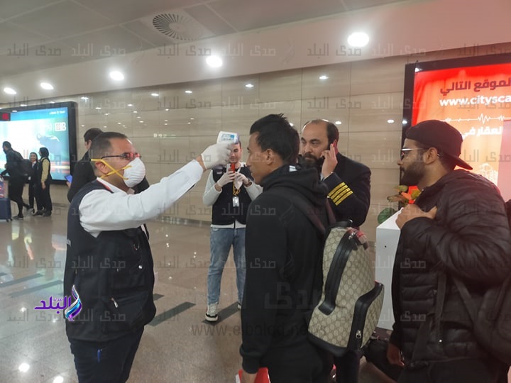محمد عبدالشافي فى فحص كورونا بمطار القاهرة