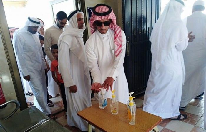 سعوديون يعقمون ايديهم قبل الدخول للمساجد