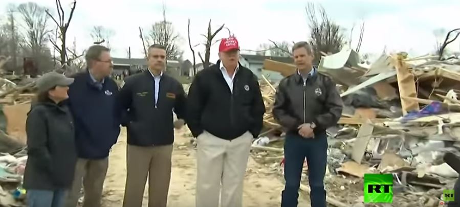 ترامب يتفقد الآثار الكارثية التي خلفتها عواصف في ولاية تينيس