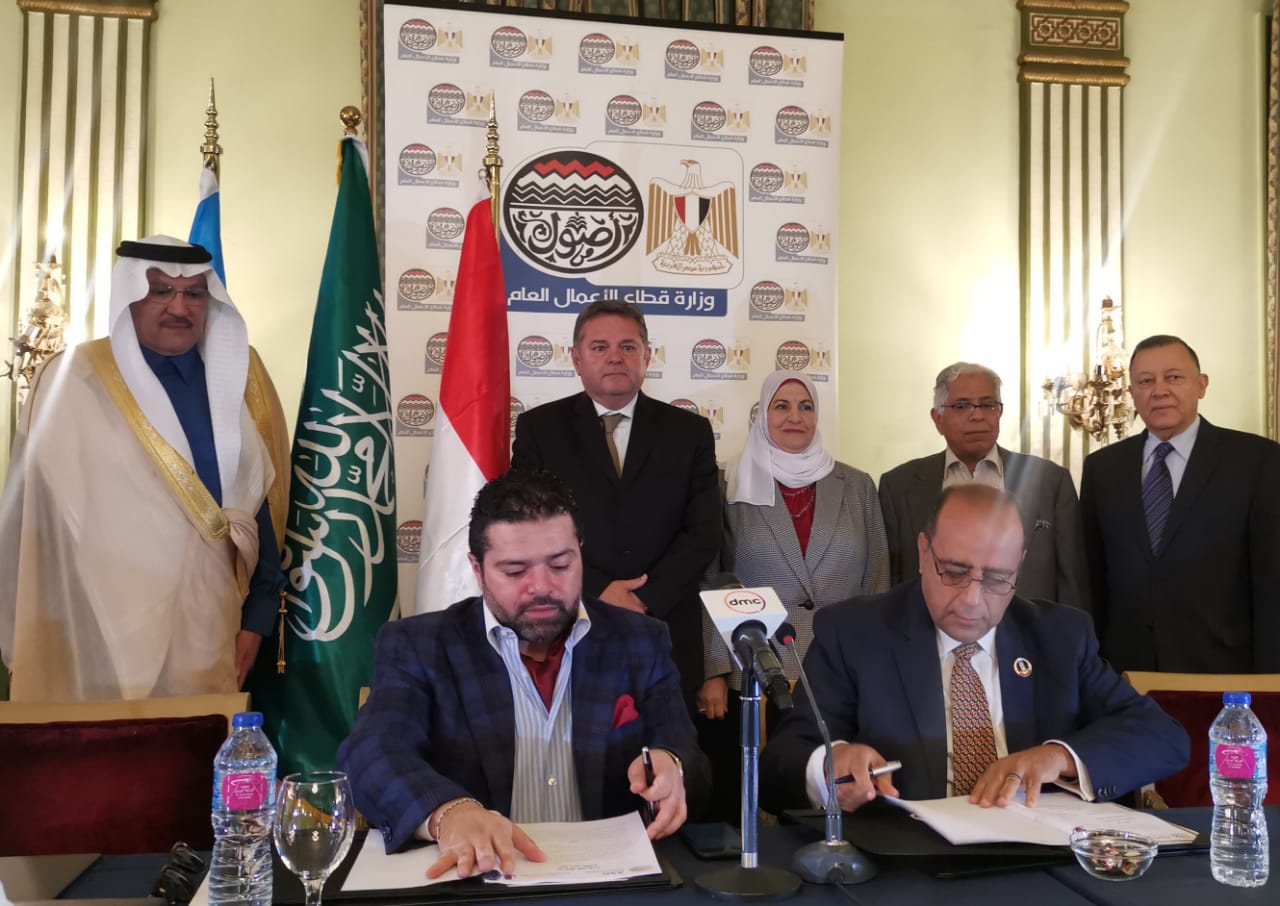 وزير قطاع الأعمال خلال التوقيع 