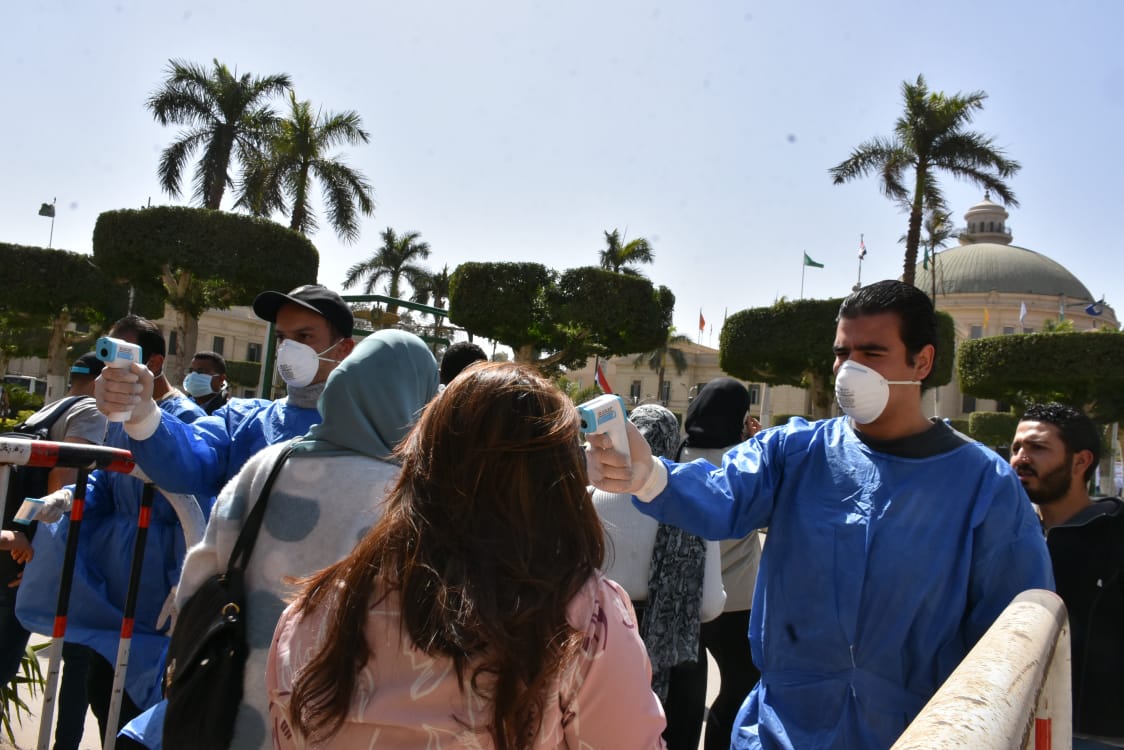 الكشف على طلاب جامعة القاهرة قبل دخول الحرم الجامعي