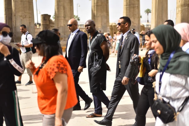 جولة للنجم جيمى جون لوى بمعبد الأقصر