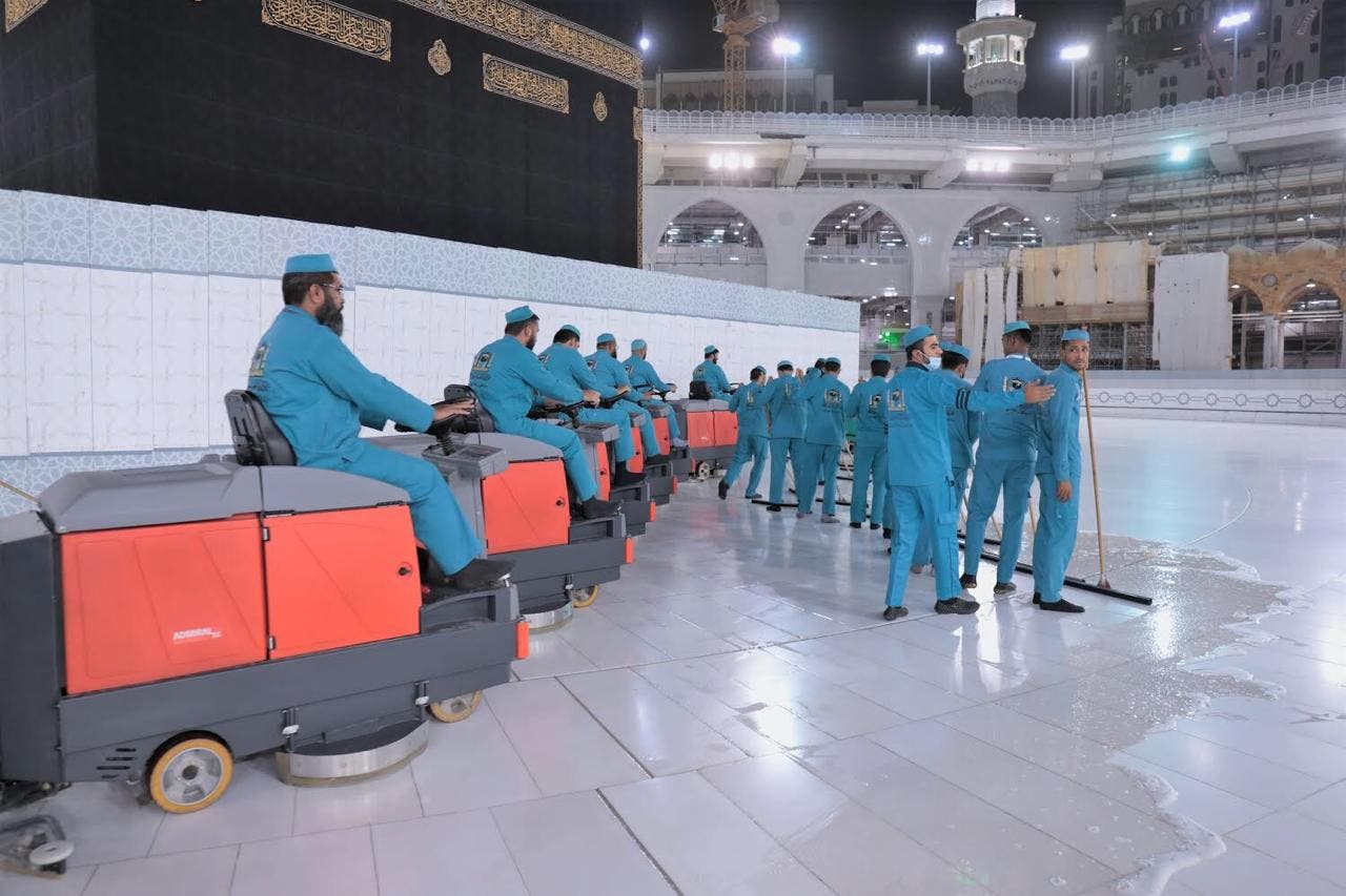 عملية غسل وتعقيم صحن المطاف