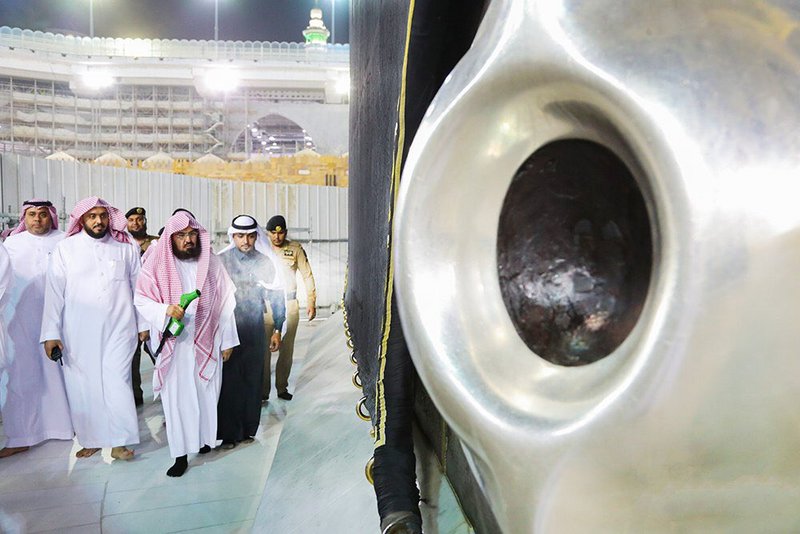 الشيخ السديس يعقم الحرم المكي بنفسه 