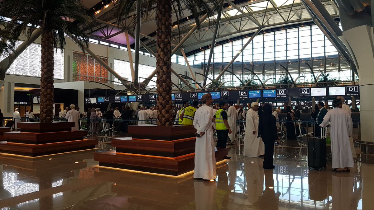 مطار مسقط بسلطنة عٌمان 