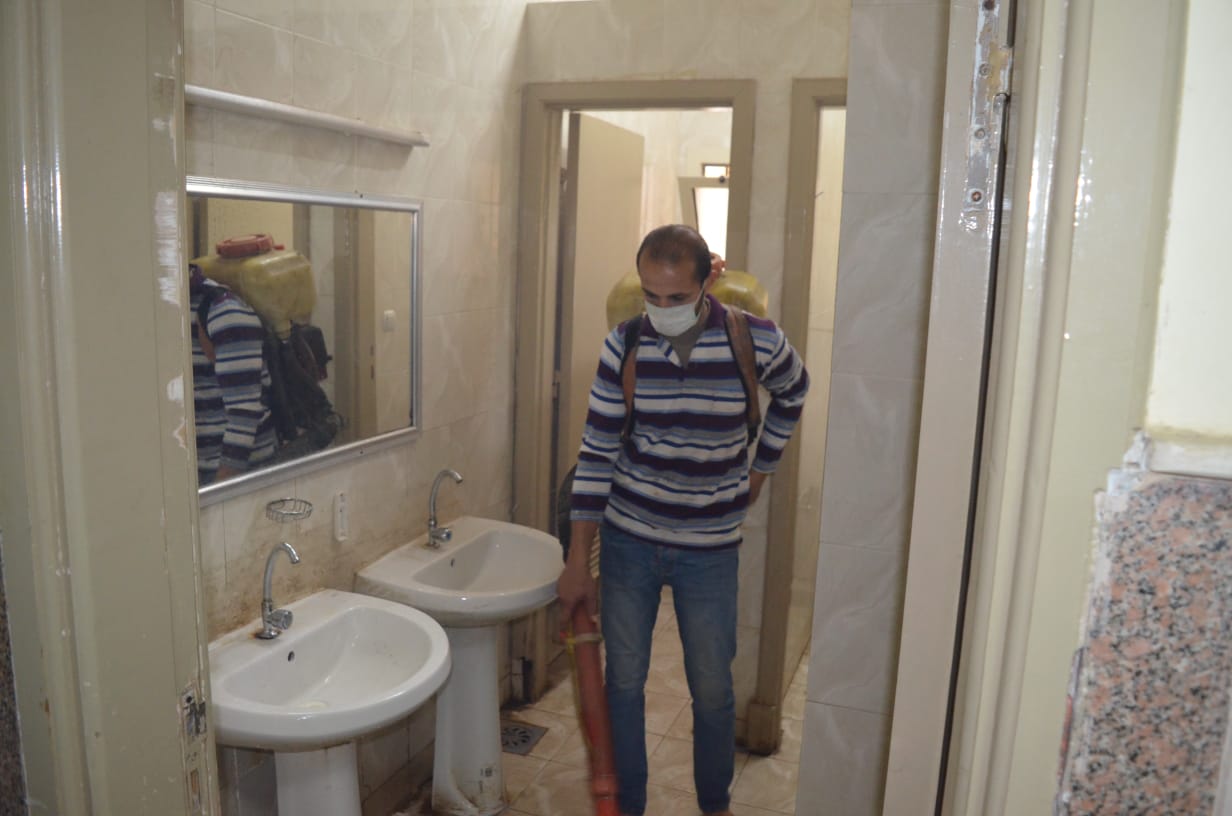 حملة تطهيرموسعة داخل منشآت كلية آداب المنصورة لمواجهة فيروس 