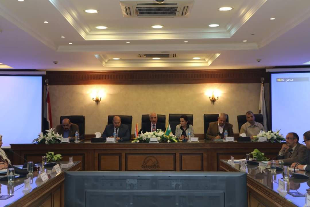 اجتماع محافظ الجيزة مع القيادات التنفيذية بالمحافظة