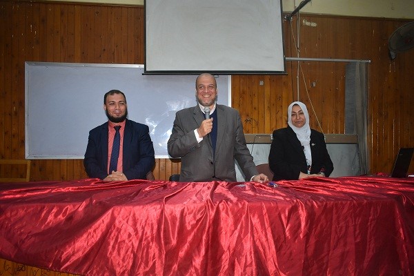 جانب من الندوة 