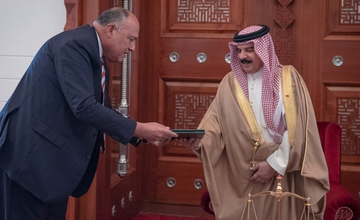 سامح شكري يسلم رسالة من الرئيس السيسي لملك البحرين