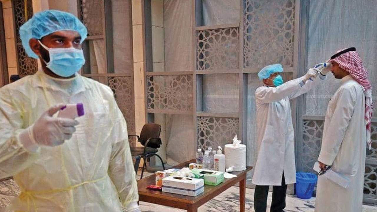 الكويت تعلق الطيران وتغلق النوادي وتمنح الموظفين أجازة 