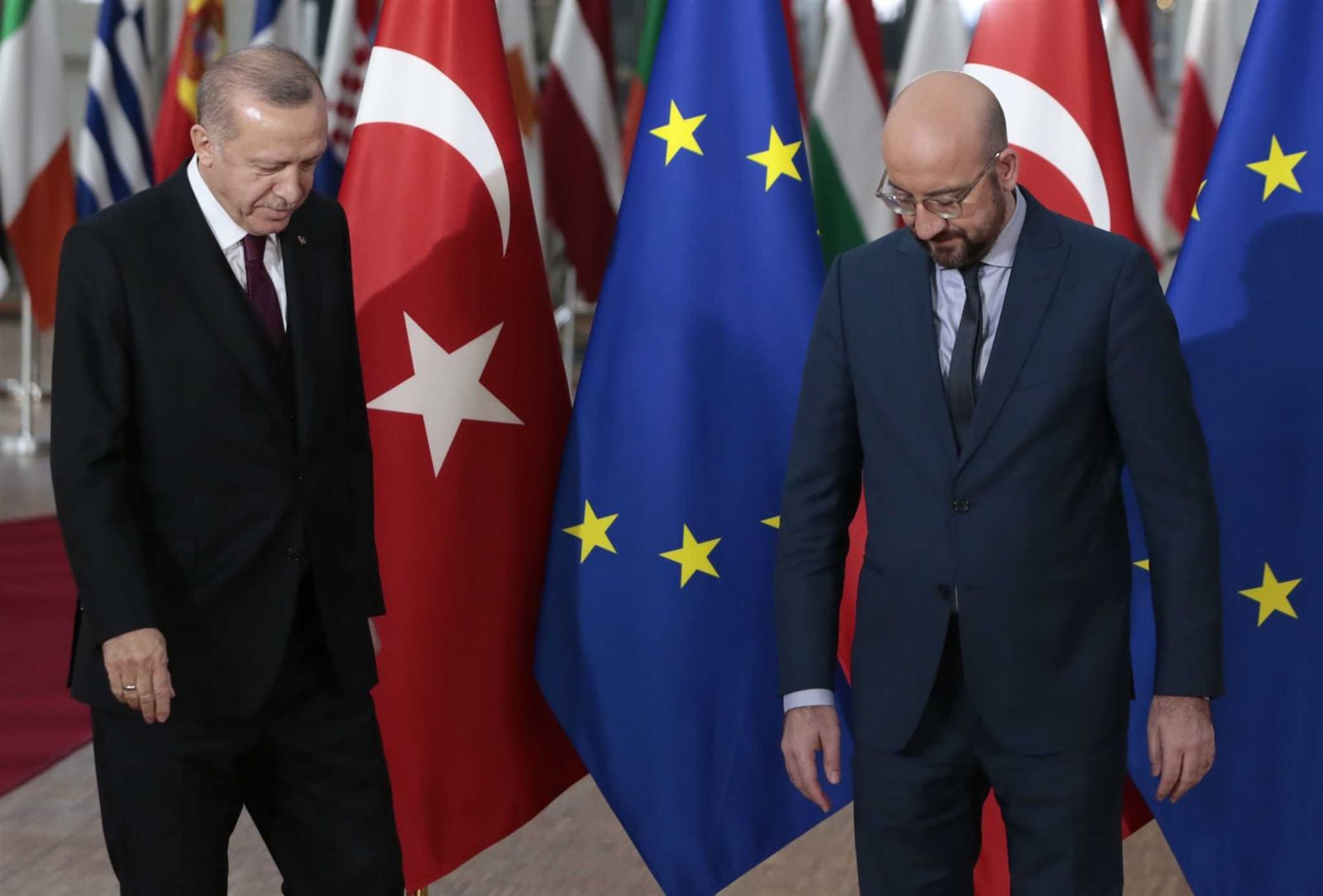 أردوغان لم يصافح أحدً في بروكسل 