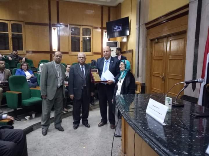 جامعة القاهرة تكرم الدكتور هانى أبو العلا وكيل كلية الأداب ج