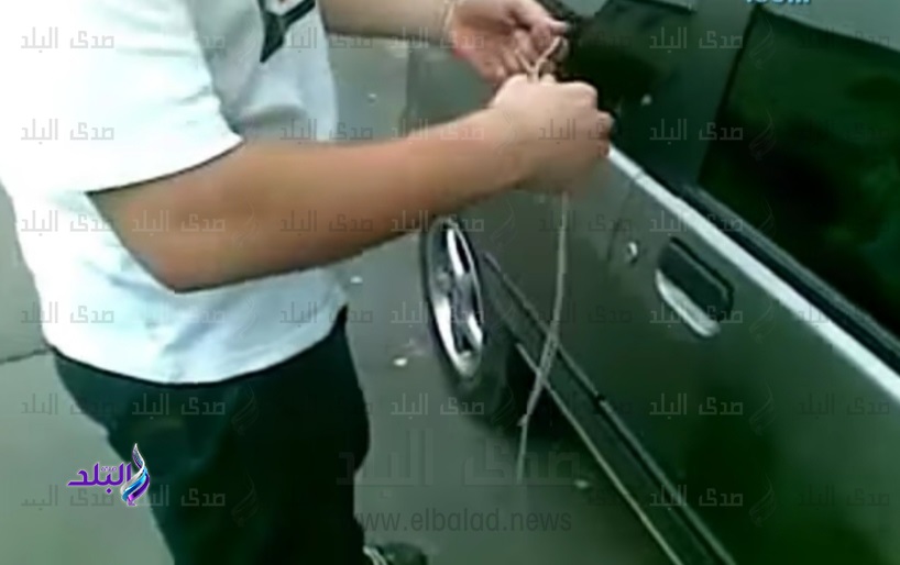 فتح قفل السيارة برباط الكوتشي
