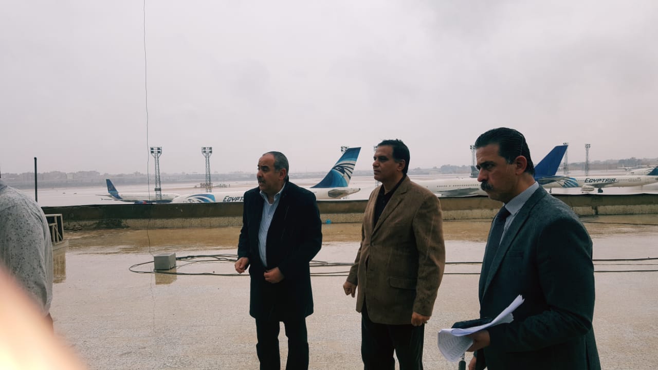 وزير الطيران في مطار القاهرة 