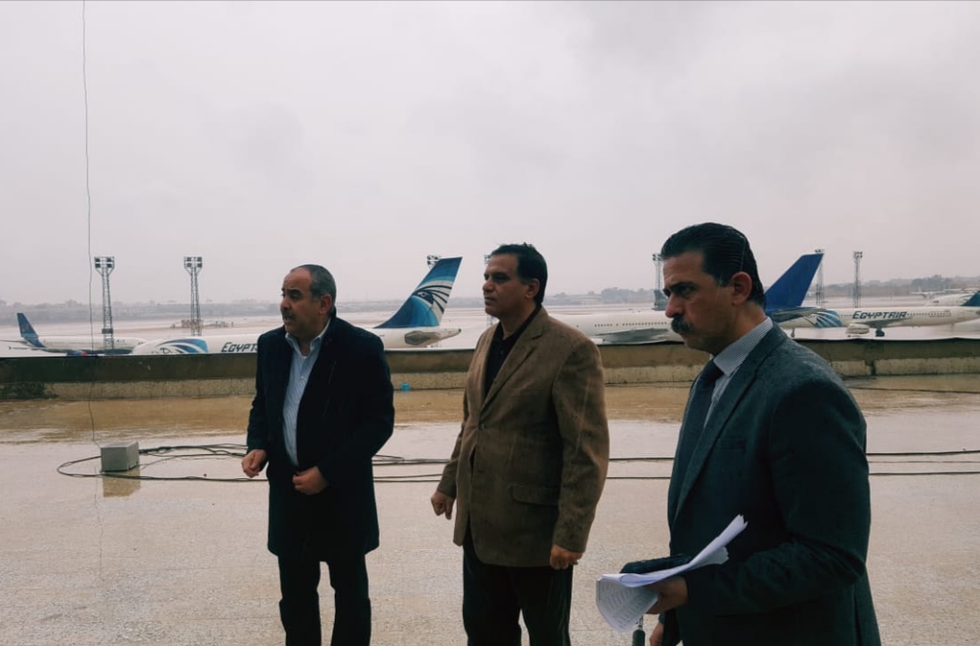 وزير الطيران المدني في مطار القاهرة 