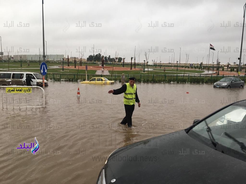 جهود رجال المرور في وسط مياه الامطار