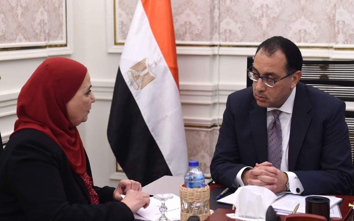 رئيس الوزراء يتلقى تقريرا من وزيرة التضامن