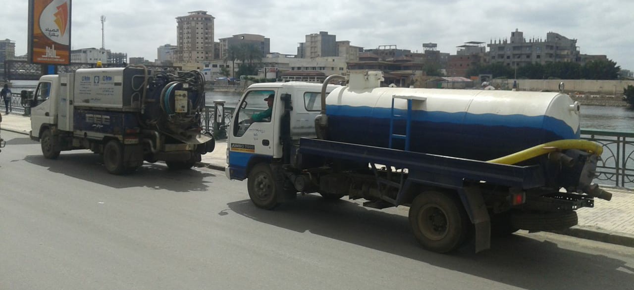 سحب تراكمات المياه في دمياط