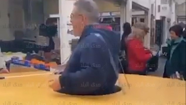 إيطالي يعزل نفسه في دائرة كرتونية