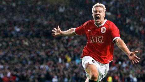  آلان سميث لاعب فريق آرسنال السابق 