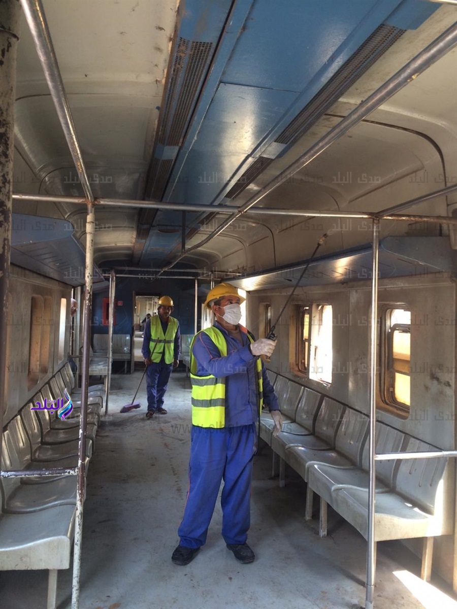 جانب من تعقيم المترو والسكة الحديد