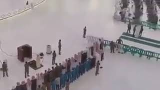 الحرم المكي فارغ والإمام يبكي بحرقة