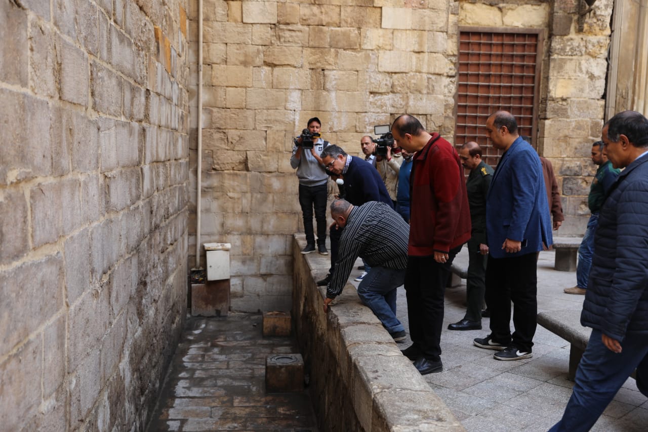 وزير الاثار والسياحة 