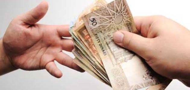 حكم إعطاء زكاة المال للابن المديون