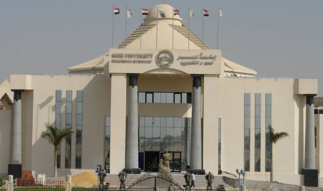 جامعة مصر تعلم طلابها «Online»