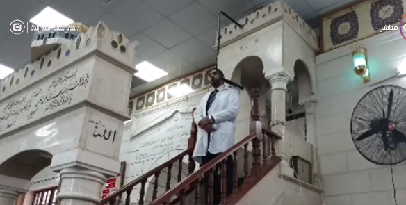 طبيب يعتلي المنبر لأداء خطبة الجمعة عن كورونا
