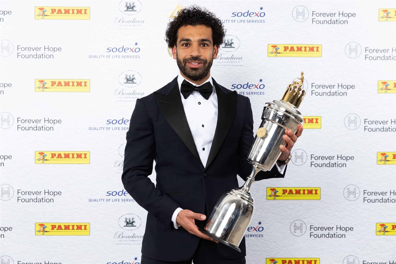 محمد صلاح مع جائزة أفضل لاعب في الدوري الإنجليزي