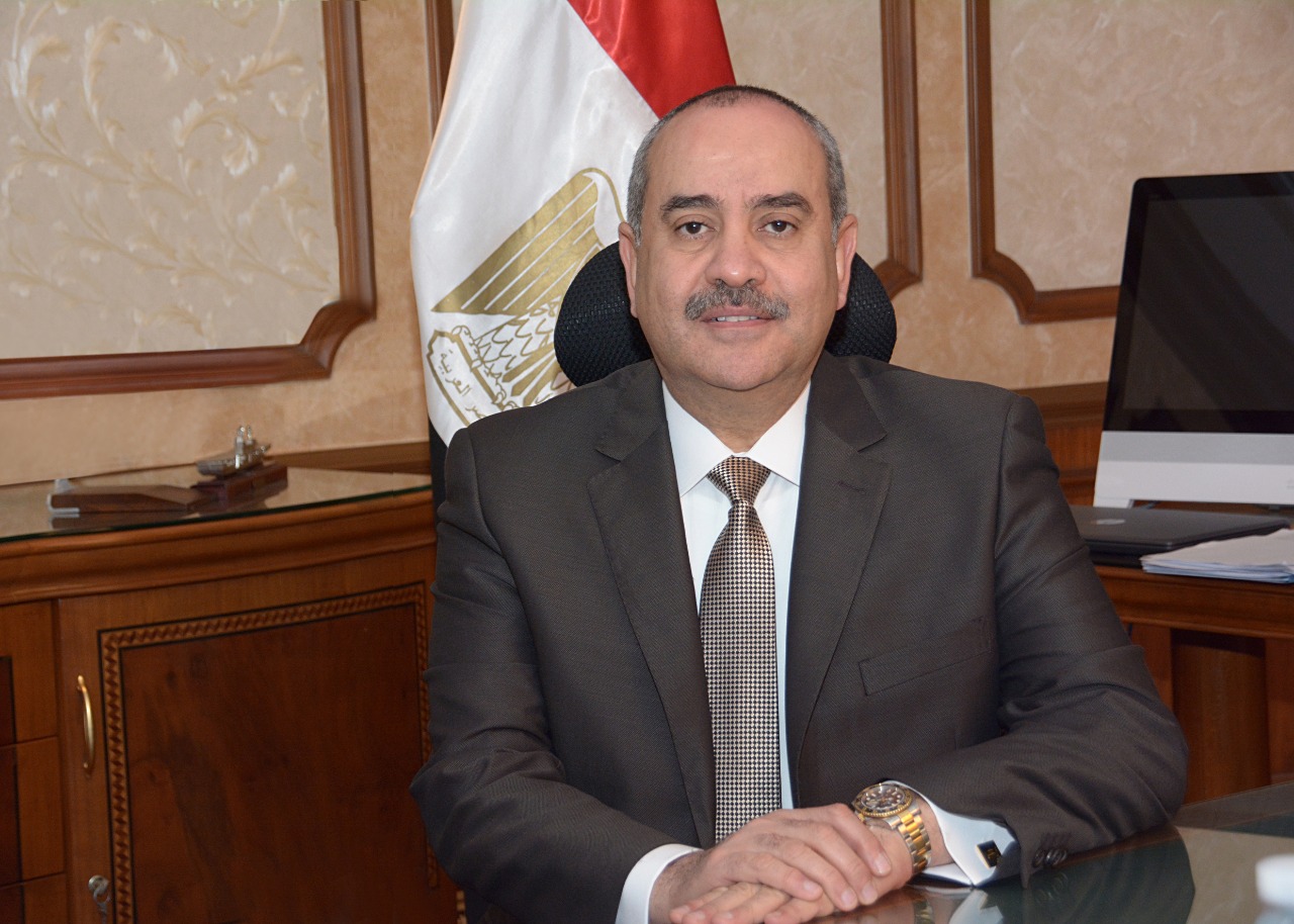 الطيار محمد منار عنبه وزير الطيران المدني 