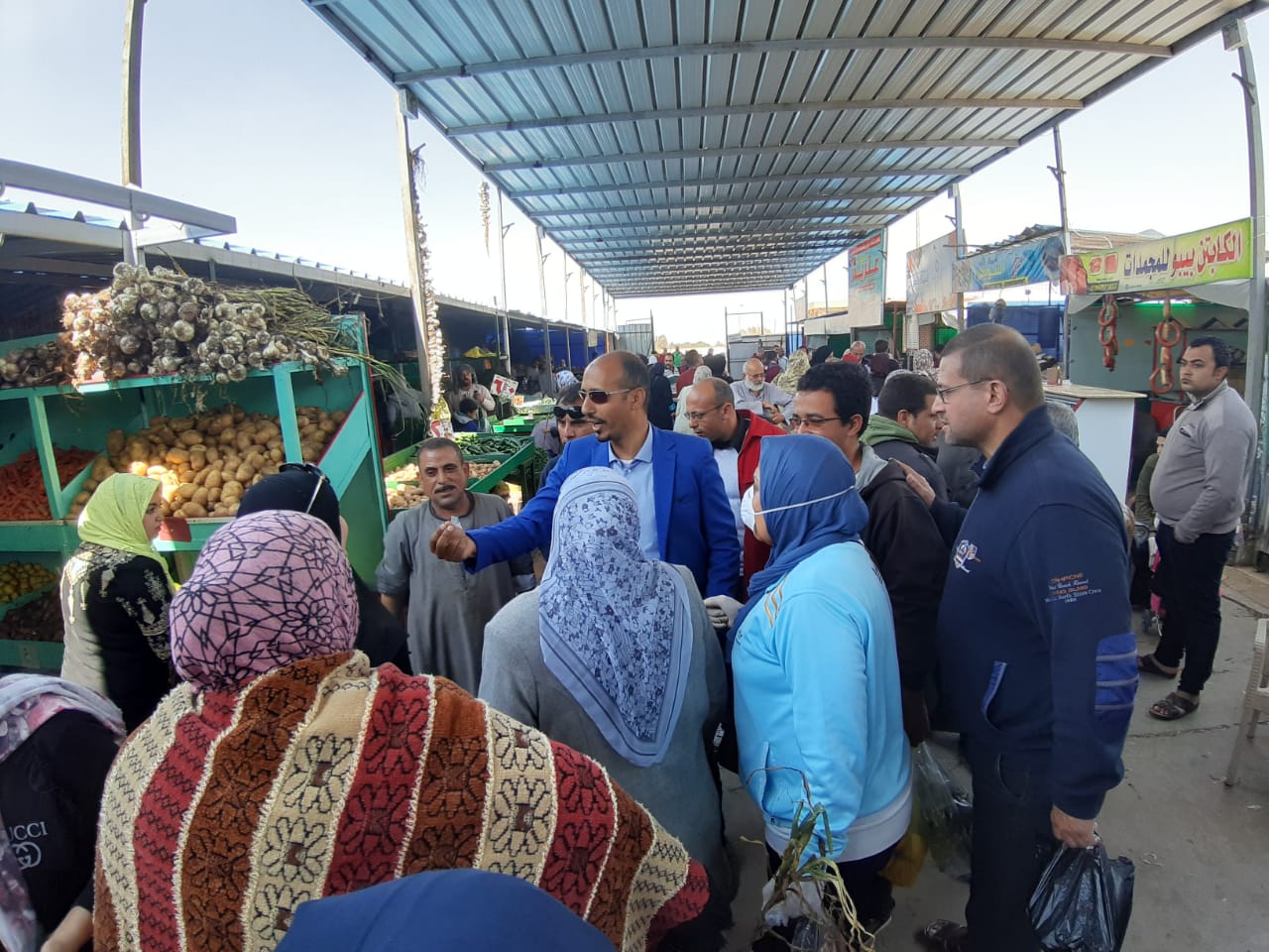 جانب من جولة رئيس جهاز الشروق بالأسواق