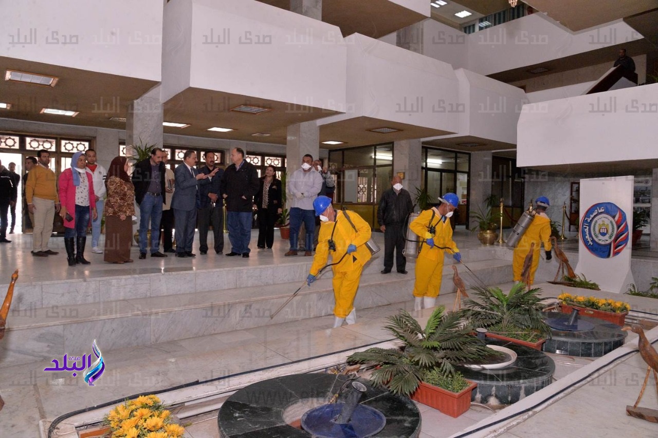 محافظ أسيوط يشهد تعقيم مبنى الديوان العام