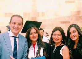 دينا رامز وطارق علام مع بنتيهم 