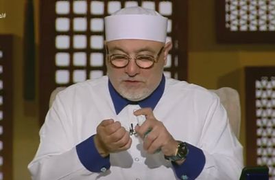 خالد الجندي يُعقم يديه على الهواء للوقاية من فيروس كورونا