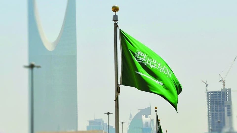 السعودية تقلص عدد العاملين في منشآت القطاع الخاص